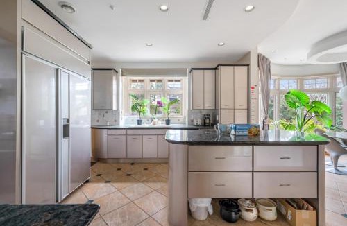 Oakridge House | Easeful Room in Kerrisdale Near UBC and Transit