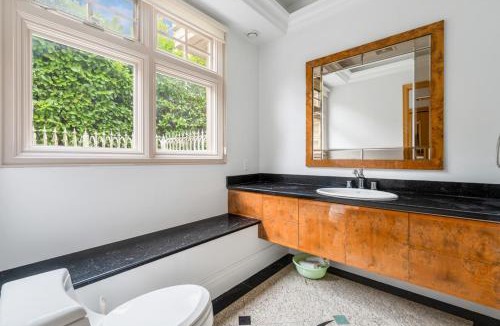 Oakridge House | Easeful Room in Kerrisdale Near UBC and Transit