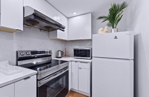 Oakridge Villa | Easy Access to YVR & DT l Cozy Lower Level Suite
