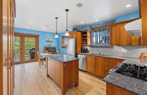 East Side House | Eclectic Home Near Commercial Drive- Quick Transit