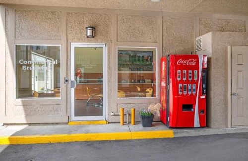 Central Okanagan Cabin | Econo Lodge Inn & Suites