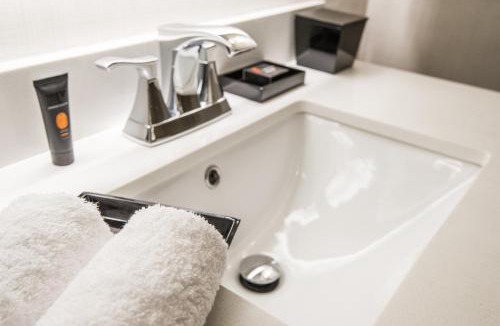 Whitehorse Hotel | Edgewater Hotel