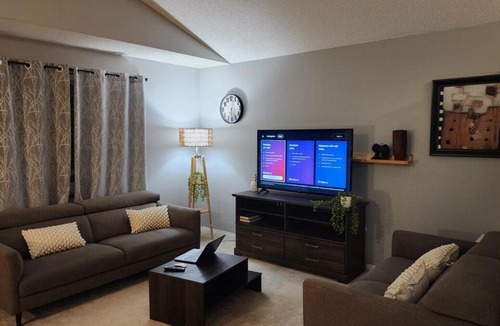 Southeast Edmonton House | Edmonton Golden Horizon Homes 4BR 2BA Sleeps 10