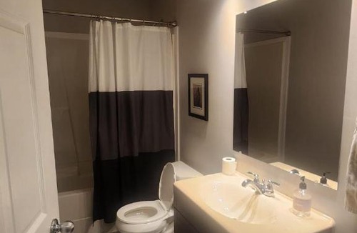 Southeast Edmonton House | Edmonton Golden Horizon Homes 4BR 2BA Sleeps 10