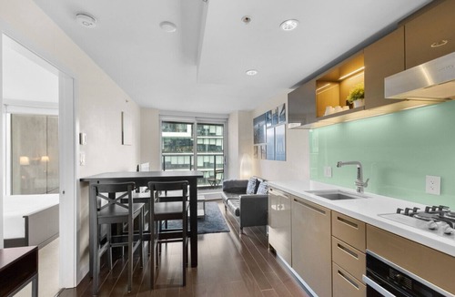 Central Apartment | Elegant 1BR Apt with Pool and Gym, Near Yaletown