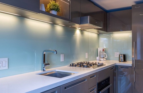 Central Apartment | Elegant 1BR Apt with Pool and Gym, Near Yaletown