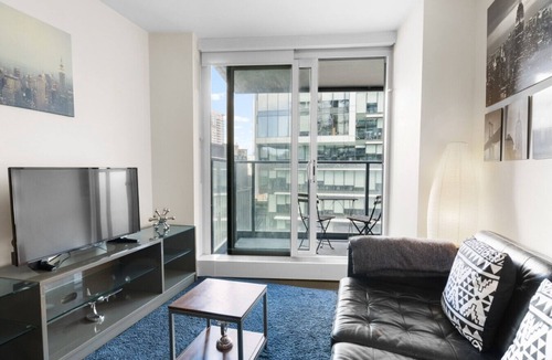 Central Apartment | Elegant 1BR Apt with Pool and Gym, Near Yaletown