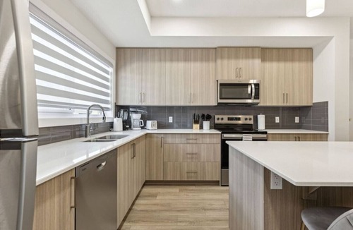 Southwest Calgary House | Elegant 3bed Escape - 15 Mins to Downtown
