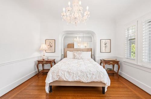 Oakridge House | Elegant 5BR Family Retreat - Garage and Backyard