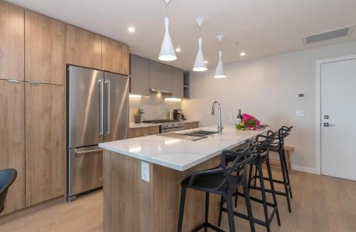 Cordova Bay Apartment | Elegant Condo With Private Bbq & Ocean Views