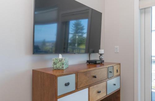 Cordova Bay Apartment | Elegant Condo With Private Bbq & Ocean Views