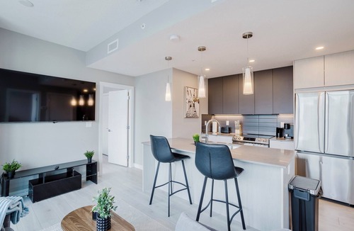 North Central Edmonton Apartment | Elegant Suite, Dt Views,River valley