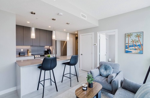 North Central Edmonton Apartment | Elegant Suite, Dt Views,River valley