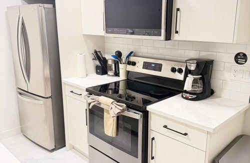 Southeast Calgary Apartment | Emerald Suite with 2 beds - 10 mins to Downtown Calgary