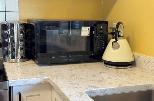 Regional District of Nanaimo House | Enjoy a bright and comfortable 2‑bedroom suite with a private entrance, full kitchen, and one bathroom. The space accommodates up to six guests and includes a cozy living area, smart TV, Wi‑Fi