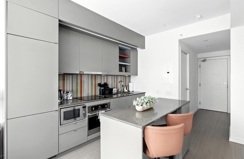 Fashion District Apartment | Entertainment District Gem Walk to CN Tower