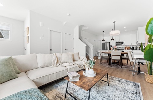 Jasper Place House | Entire 3BR Townhouse · Sleeps 6 · 4 Min WEM · Free Parking · Rogers Place 17 Min