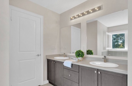 Whitby House | Entire 4 Bedroom Home in Whitby