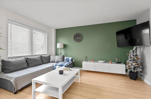 Barrie House | Entire 5 bedrooms House 14 guests