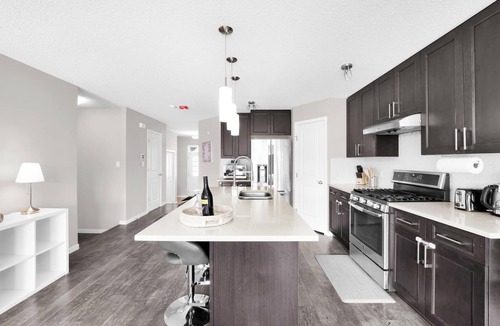 Southeast Edmonton House | Entire Home Spacious 4 bed 2.5 bath Duplex with a huge backyard!