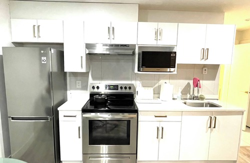 Fleetwood House | Entire Large Studio with kitchen in gorgeous Surrey with AC