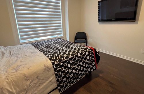 Milton House | Entire luxurious Retreat 4 Bedroom 2.5 washroom inMilton forlarge families of 10