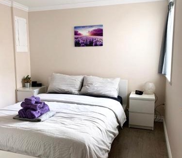 Renfrew-Collingwood Villa | Entire Private Suite - 5 Min Walk to SkyTrain, Free Parking, 15 Mins to Downtown