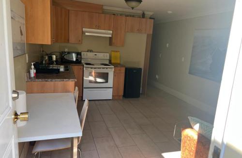 Vancouver South Apartment | Equipped Guesthouse Near Oakridge Mall