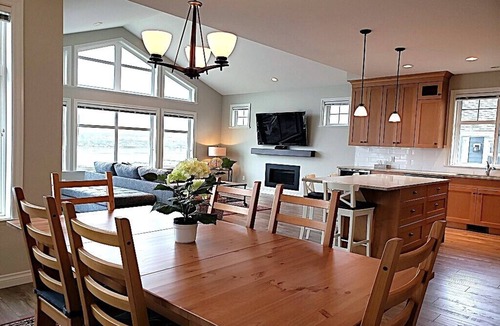 Osoyoos House | Escape to this beautiful 2-bedroom, 2-bathroom upper-floor retreat
