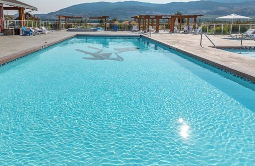 Osoyoos House | Escape to this beautiful 2-bedroom, 2-bathroom upper-floor retreat