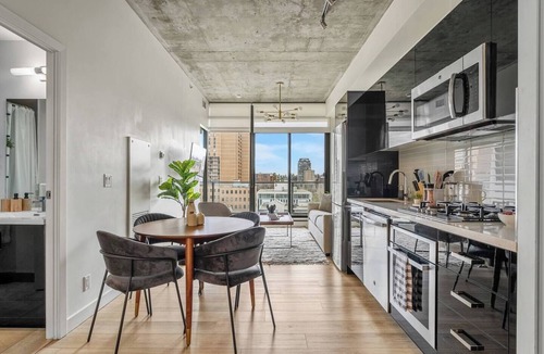 Connaught Apartment | Exec City Retreat - Office, Pool, Gym, Parking