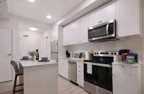 Crescent Heights Apartment | Executive Suite| Downtown Skyline View| UG Parking