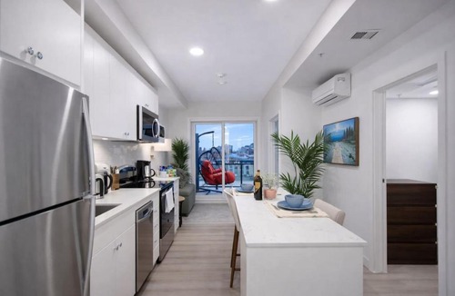Crescent Heights Apartment | Executive Suite Downtown Skyline View UG Parking
