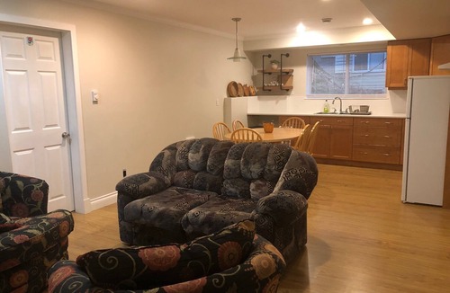 Regional District of Nanaimo House | Explore Nanaimo and Vancouver Island from our central location. B.L.# 5031478