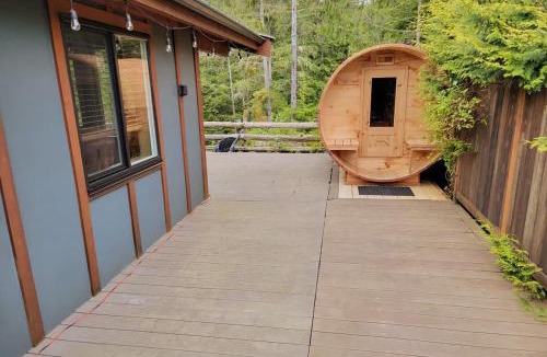Port Renfrew House | Explorer's Retreat Sauna & Bunkhouse & Fire pit