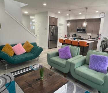 Southwest Calgary House | Exquisite 4BR & 3 Baths 2000sqft Home