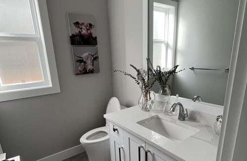 Agassiz House | Extended Stay in Modern Home W/Hot Tub