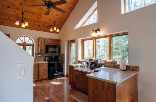 Georgian Bluffs House | Fadak Noor Retreat - A Chalet in the trees