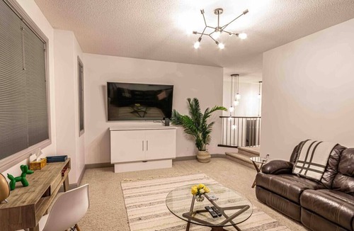 Southeast Edmonton House | Fam-Friendly Retreat w/ Pet Amenities Walker Lakes