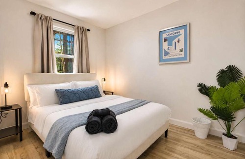 Maizerets Apartment | Familles & Groups, 3 Bedrooms for 8, AC, Unit 9