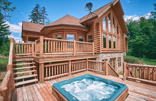 Fiddler Lake Resort Ski Chalet | Family Chalet with Sauna, Hot tub & Outdoor Pool