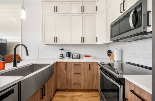 Glenbrook House | Family-friendly 3BR Calgary home, 13 min to downtown, with AC and deck