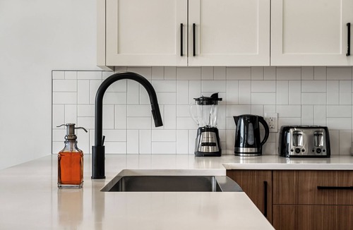 Glenbrook House | Family-friendly 3BR Calgary home, 13 min to downtown, with AC and deck