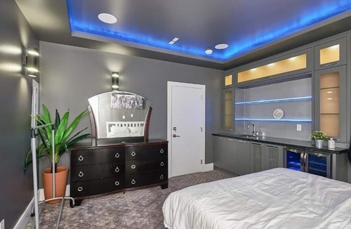 Burnaby Apartment | Family Friendly 9 Bed Rooms house- The Chateau Modern & Luxurious