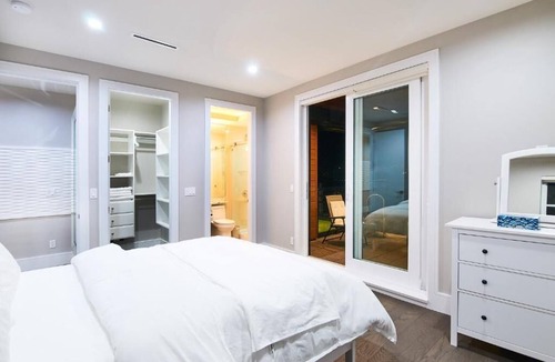 Burnaby Apartment | Family Friendly 9 Bed Rooms house- The Chateau Modern & Luxurious