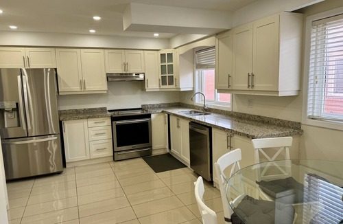 Humber Summit House | Family & Friendly Spacious Place Available