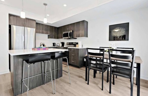Welland House | Family Friendly Waterfront 3BR House Sleeps 8