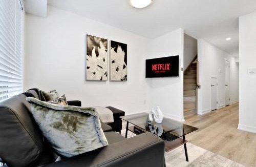 Welland House | Family-Friendly Waterfront 3-Bedroom House Sleeps 8