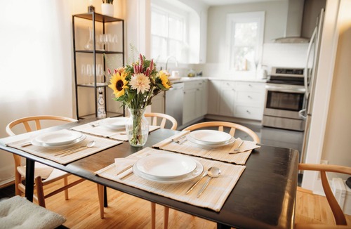 Belleville House | Family|Group|Contractors 3BR Stay |BBQ + Firepit| Backyard | Parking | Workspace