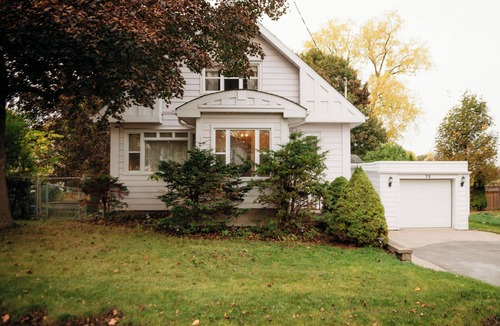 Belleville House | Family|Group|Contractors 3BR Stay |BBQ + Firepit| Backyard | Parking | Workspace